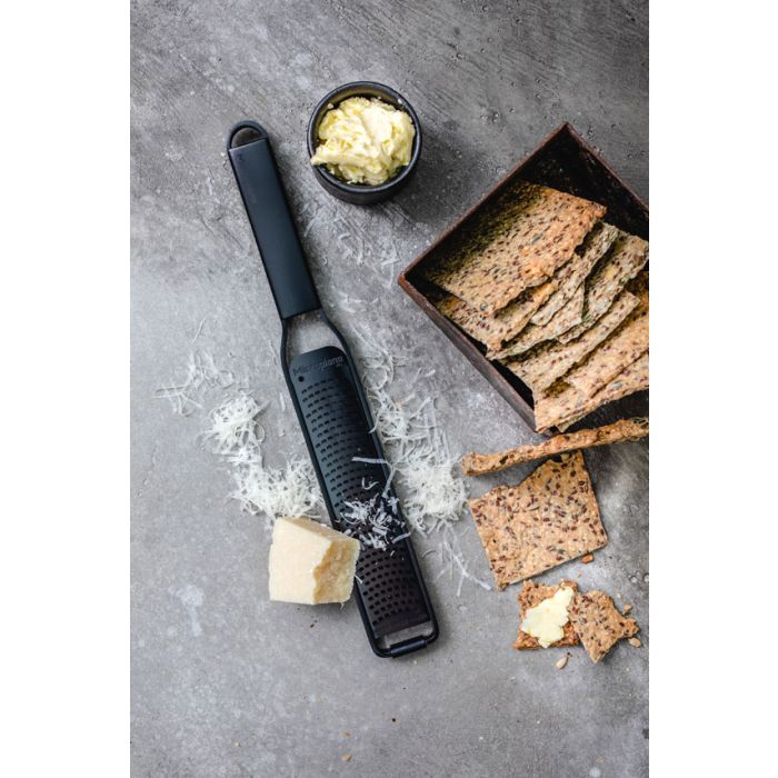 https://www.swiss-knife.com/media/catalog/product/cache/31ce7df53e61bb779f823f627768bf1b/1/_/1_microplane_black-sheep_43020_zester_parmesan_crisps-3.jpg