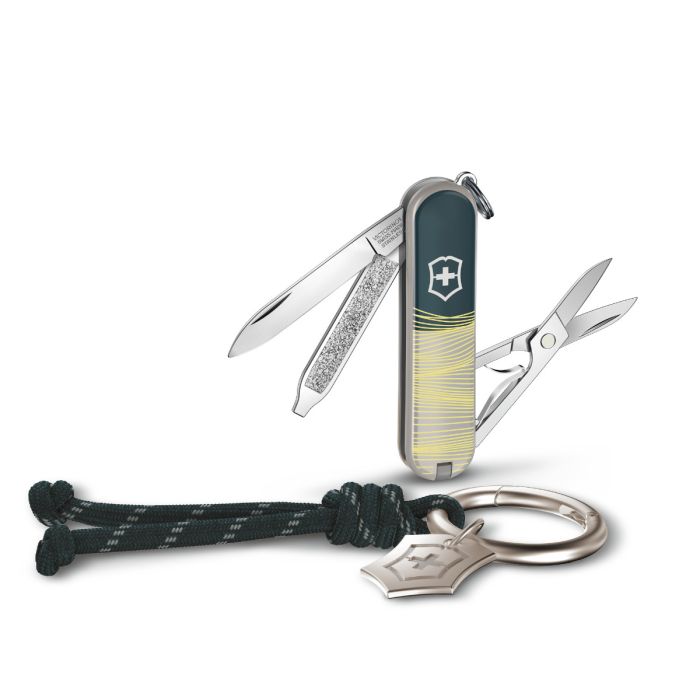 Victorinox Classic SD Swiss Army Knife, Small, Multi Tool, 7 Functions,  Scissors, Nail File, Red : : Sports & Outdoors